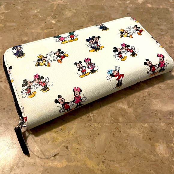 Minnie Mouse Disney Brand Wallet - NWT. - Picture 1 of 10